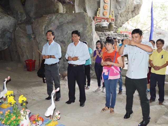 Đoàn viên thanh niên thanh tra tỉnh sinh hoạt ghép Chi đoàn Sở Tài chính về nguồn tại Động Kim Quang – Núi Bà ngày 19/02/2016